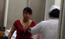 Chị Nhung mang cả rắn lục vào bệnh viện.