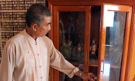 Tủ gỗ bị phá, 39 tượng phật cổ bị trộm lấy mất. Ảnh: Xuân Ngọc.