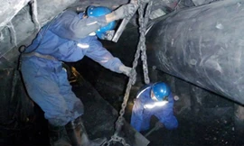 Kiểm tra, sửa chữa máng cào trong đường lò tại Công ty than Mạo Khê.