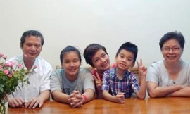 Vợ chồng nhạc sĩ An Thuyên cùng con cháu.