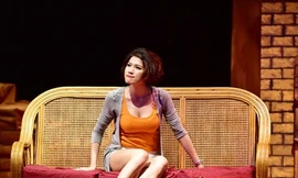 Trang Trần vào vai diễn trong một vở kịch. Ảnh minh họa