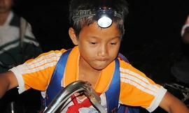 Vượt hàng chục cây số đường rừng để đến lớp. Ảnh: Kh.Uyên