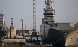 Hai tàu sân bay trực thăng lớp Mistral Pháp đóng cho Nga neo tại xưởng đóng tàu STX Les Chantiers de l'Atlantique, Saint-Nazaire, miền tây Pháp. Ảnh: Reuters.