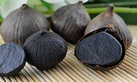 Với giá bán trong nước hơn một triệu đồng mỗi kg, còn xuất khẩu lên tới 3 triệu đồng, tỏi đen 'cô đơn' đang thu hút khá nhiều hộ kinh doanh, công ty và các trung tâm nghiên cứu nhảy vào sản xuất.