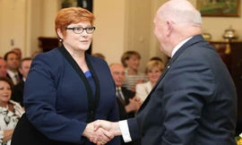 Bà Marise Payne bắt tay với Toàn quyền Australia Peter Cosgrove trong buổi lễ tuyên thệ nhậm chức Bộ trưởng Quốc phòng.