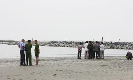 Công an khám nghiệm hiện trường sau khi xảy ra đuối nước vào tháng 12/2013. Ảnh: L.Phong/Người Lao Động.