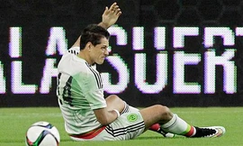 Chicharito chấn thương khi phục vụ ĐT Mexico.