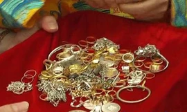 Nhiều nhà hảo tâm đã đóng góp vàng, bạc, trang sức... để ủng hộ việc đúc tượng. (Ảnh: Báo Xây dựng).