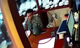 Dùng mũ bảo hiểm trộm iPhone trước mặt nhiều nhân viên