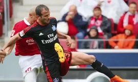 Tuyển thủ Colombia gãy đôi chân vì đá vào Van der Vaart