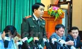 Thiếu tướng Nguyễn Đức Chung khẳng định sẽ điều tra làm rõ nhóm người mặc áo có chữ DLV đã ngăn cản người dân thể hiện lòng yêu nước. Ảnh: Võ Phương/Vietnam+.