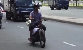 Xe cũ nát tung hành trên đường phố TP HCM