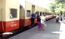 Cận cảnh chờ và nhảy tàu “chui” siêu nguy hiểm