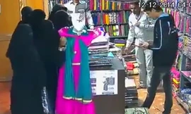 “Quái nữ” váy đen trộm đồ nhanh như chớp