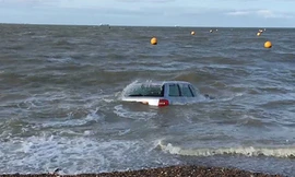 Xe Audi A6 tiền tỷ bị thủy triều 'nuốt chửng'