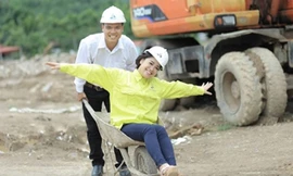 Bộ ảnh cưới độc đáo tuyệt đẹp trên công trường của hai kỹ sư