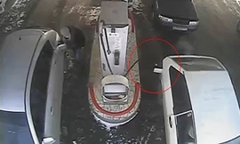 Quên rút vòi bơm, xăng phụt vào mặt nữ tài xế