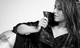 Cheryl mang trong mình giọt máu của Jean-Bernard.