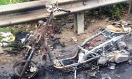 Chiếc xe máy chỉ còn trơ khung sau 5 phút.