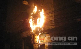 Ngọn lửa bùng cháy dữ dội.