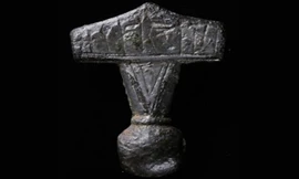 Lá bùa mang hình chiếc búa của thần Thor, vị thần sấm chớp bảo vệ loài người.