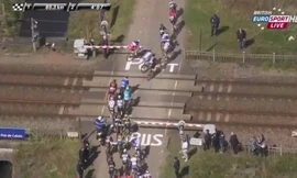 Rào chắn hạ, cua-rơ vẫn liều mình băng qua đường sắt