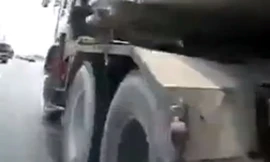 Xe máy liều mạng chạy vào gầm xe tải