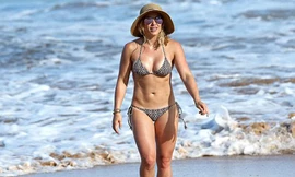 Hilary Duff diện bikini, tung tăng trên bãi biển Hawaii