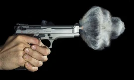 Khoảnh khắc khi viên đạn rời nòng súng