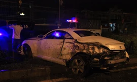 Chiếc xe không biển số nằm vắt ngang dải phân cách.