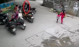 Tên trộm bẻ khóa 2 chiếc Air Blade giữa ban ngày tại Hà Nội