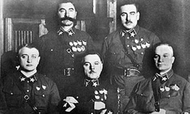 5 vị Nguyên soái đầu tiên của Hồng quân. Budionny đứng ngoài cùng bên trái ảnh.