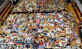 Hơn 1.000 sinh viên ngủ trong nhà thi đấu để tránh nóng