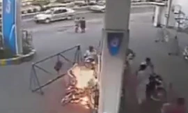 Clip xe máy bốc cháy ngùn ngụt khi đang bơm xăng