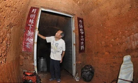 'Quái nhân' tự đào hang làm nhà sinh sống