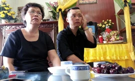 Đạo diễn Ngô Huyền Lâm và con trai - nhạc sĩ An Hiếu. Ảnh: Mạnh Thắng. 