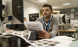 Một thành viên của đội đặc nhiệm "siêu nhận dạng" đang tìm hình ảnh về tội phạm thông qua các đoạn băng video.