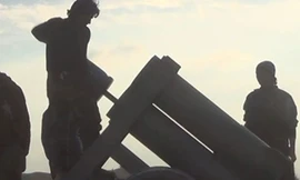 Quân nổi dậy Syria nạp đạn cối.