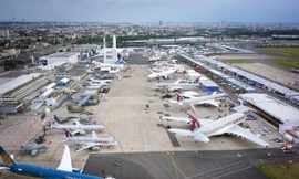 Toàn cảnh Triển lãm Hàng không Paris (Paris Air Show) năm nay. Sự kiện diễn ra tại sân bay Le Bourget, phía Bắc Paris, từ 15/6-21/6. Khoảng 300.000 chuyên gia hàng không và người xem được dự kiến sẽ tham dự. Nhiều thương vụ mua bán lớn cũng sẽ được tiến h