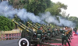 Đại bác rền vang trước lễ diễu binh ngày Quốc khánh 2/9