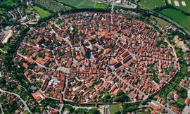 Nhìn từ trên cao, thị trấn Nordlingen của Đức gây ấn tượng đặc biệt với diện mạo có một không hai của mình.