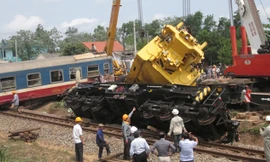 [Clip] Giải thoát toa tầu khỏi đường ray vụ tàu hỏa tiện đôi xe tải