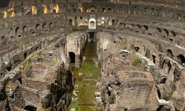 Hai du khách Mỹ khắc tên họ lên bức tường phía Tây Colosseo.