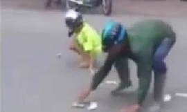 Đám đông lao ra đường nhặt tiền 'cô hồn' bất chấp xe cộ