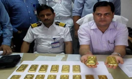 Vàng lậu giấu trong nhà vệ sinh máy bay của Jet Airways bị cơ quan chức năng thu giữ.