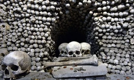 Bên trong nhà nguyện làm từ 70.000 bộ xương cốt