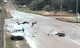 Hai người đi xe máy bị ôtô húc văng 