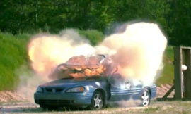 Kinh hoàng màn bắn nổ ô tô của siêu súng M2