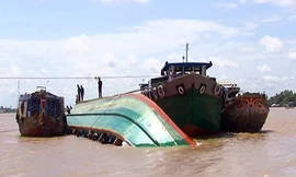 Lực lượng chức năng tiến hành trục vớt xà lan bị chìm. Ảnh: Cửu Long.