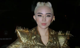 Tóc Tiên diện trang phục ánh kim nổi bần bật trong hậu trường liveshow 8 chương trình The Remix.